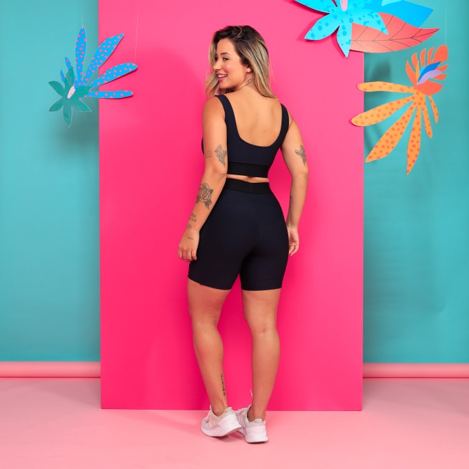 Short Alongado com Bolso e Cós de Elástico Preto