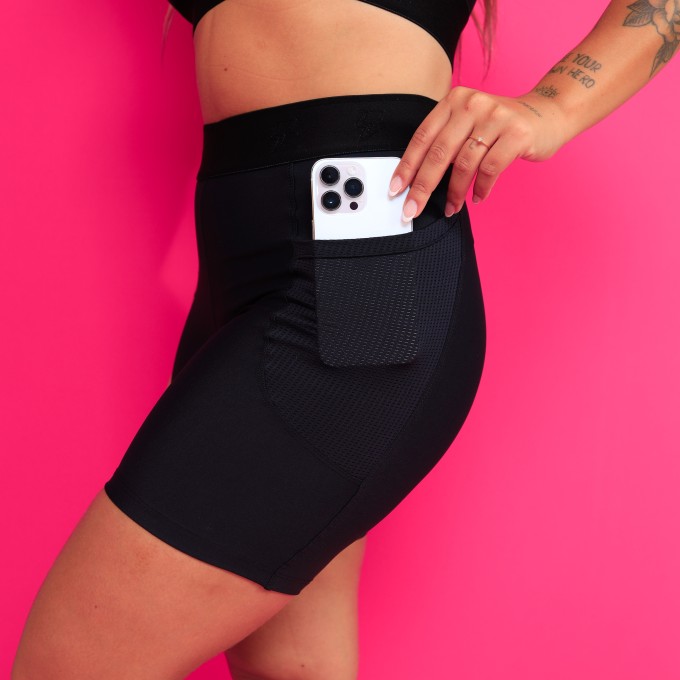 Short Alongado com Bolso e Cós de Elástico Preto