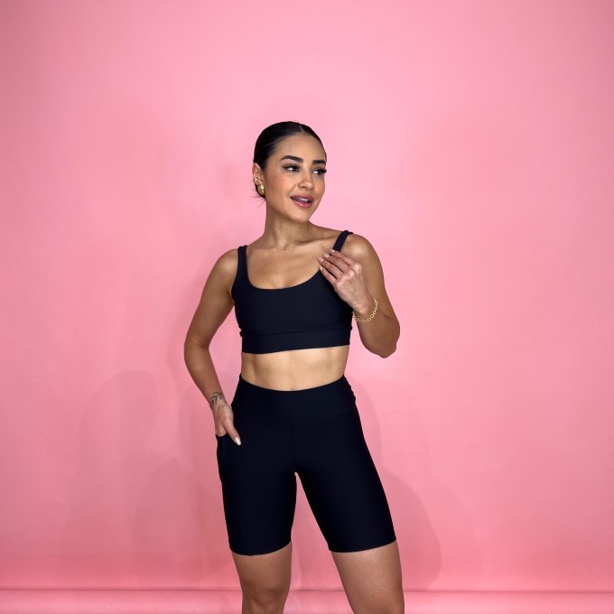 Conjunto Top Camiseta & Bermuda Bolso Unilateral - Preto
