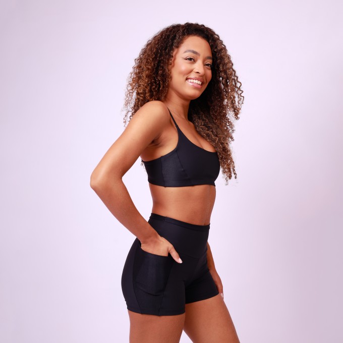 Short Com Bolso Recorte Shine - Preto