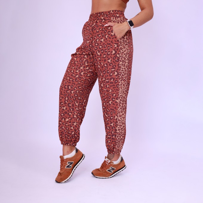 Calça Jogger Bolso High Tech Estampada - Onça Chocolate