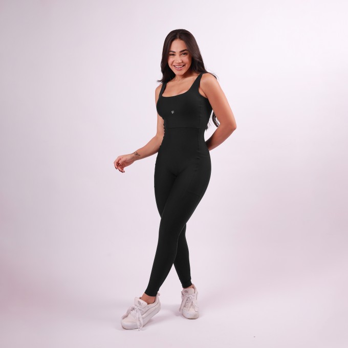 Macacão Decote Quadrado com Bolso - Preto